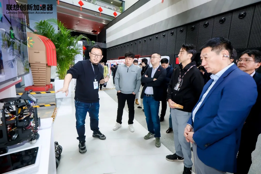 星空XK亮相联想创新加速器开放日，以消费级物理AI大脑平台助推家用机器人产业生态化 